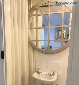 Charming One Bed Cottage in Historic Market Town - Image 2