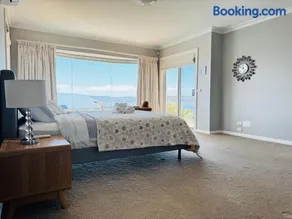 Panoramic Harbour Views Spacious 3BR in Sandy Bay with parking - Image 5