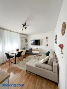 Roza Cozy Apartment - Image 5