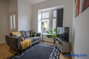 Tranquil Modern Home - Free parking, Work Space - Image 4