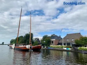 PUUR Eastermar - monumentaal, authentiek en luxe koetshuis aan open vaarwater met jacuzzi en sauna - Image 3