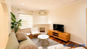 3BR Mascot House 3 Queen Beds Walk to Station - Image 2