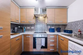 Salford Urban Retreat - Stylish Allure Modern 2BR Stay for 6 near Manchester City Centre - Events, Business & Leisure Ready by Parydise Properties - Image 3