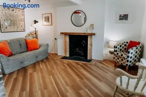 Hamilton Lodge - Cottage sleeps 8 - Image 2