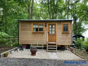 Cosy Wooden Shepherds Hut - Image 2