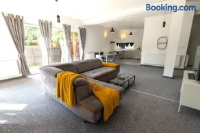 Modern 4 bedroom near Warsaw parking/wifi/200m2 - Image 1