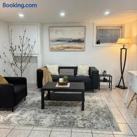 Modern Private 2-Bedroom Guest Suite l Free Parking l Self Check-in! - Image 3