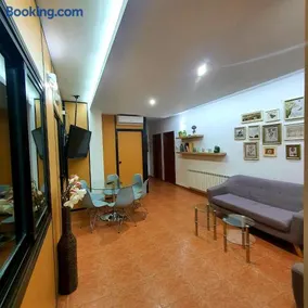 San Jorge, Parking Privado Gratis - Image 4