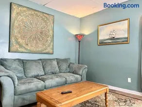 Private Room-Queen Bed-Shared Living Spaces - Image 4