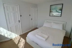 3 Bed Home with Driveway in Ascot - Image 3