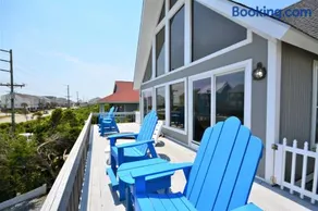 Ocean view 3-bedroom house in Surf City, perfect for up to 8 guests. - Image 5