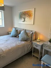 Redwing Retreat - Luxury 2 Bed - Quiet Home with Garden - Walk to Bicester Village - Driveway Parking - Sleeps up to 6 - Image 2