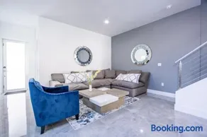 Modern 4-Bedroom Townhouse with Pool! - Image 3