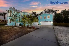 Luxurious Escape Sleeps 10 with Private Pool & Spa - Image 3