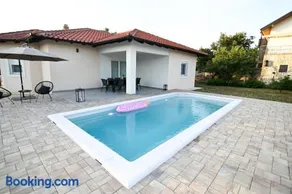 Four Oaks Holiday House - Image 3