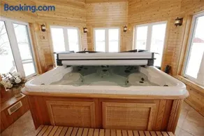 4 Bedrms, Indoor HotTub, Wineries & Niagara Falls - Image 2