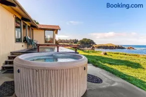Tideaway Private Hot Tub and Expansive Ocean View - Image 1