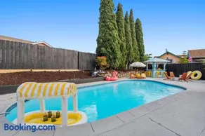 Hot TubPoolFire Pit10 Mins to Beach - Image 2