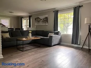 New Modern Lux Large Home 10MIN Downtown Sleeps 12 - Image 2