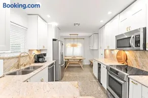 Coastal Chic Retreat Near Beach & Atlantic Ave - Image 4