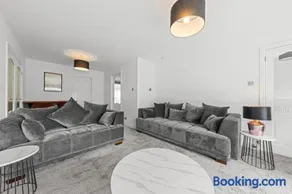 Large 5 Bedroom House Perfect For Group Stays - Free Parking - Near Glasgow - Perfect For Contractors - Image 1