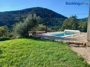 Detached villa with pool, Partial air-conditioning, set in a secure private garden, 800 metres from medieval village - Image 3