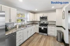 Warm 5 bed Libertyville Getaway Close to Navy Base - Image 3