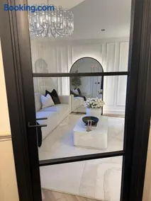 Luxury 3 bedroom house with free parking - Image 4