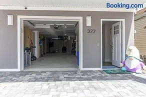 Cora's Beach Club - Image 3