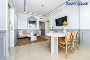 Stunning Renovated 2-bedroom in Golden Mile - Image 4