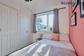 Cosy 2 bedroom flat, with parking & garden - Image 5