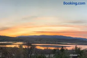 Lakeviews, big yard/deck, minutes to Silver Star/Golf/Wineries. - Image 2