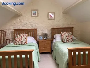 Courtyard Apartment - Image 4