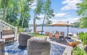 Lakeside Haven, Tranquil Waters - Image 1