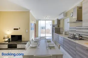 Penthouse, Seaview, Beautiful 2BR Apt 4 - Image 2