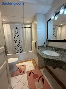 Luxury 2BR seafront Apt with panoramic sea views - Image 5