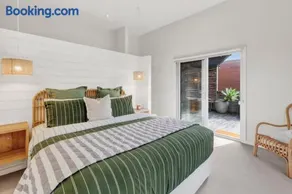 Hitchcock Getaway; Central Barwon Heads, Sleeps 6 - Image 4