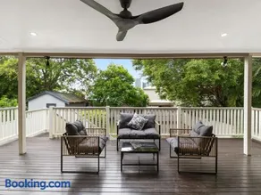 Stylish 4Bedroom Stay Outdoor Dining and City Access - Image 3