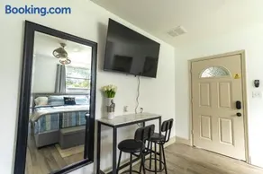 10 Minutes from Universal - Relaxing Guest Suite - Image 3