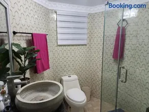 Dr Doc's Family Lodge with Pool - Image 4