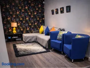 Saphire Apartments Spacious 1 Bed Apartment Sleeps 6 with Free Parking and Garden - Image 1