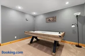 Stunning Mountain Retreat! Packed with Fun! Air Hockey Table! - Two Sisters Chalet - Image 4