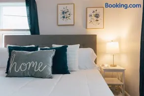Villa Chic near Downtown Bristol King Bed - Image 4