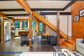 Treetop Hideaway, Sleeps 2 - Image 2