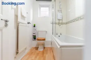 Modern Three Bedroom House Free parking wifi - Image 3