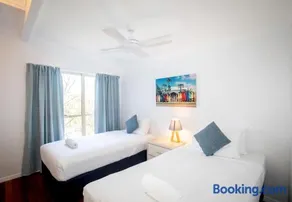The Blue House - 100M TO BEACH, PET FRIENDLY, BIG HOUSE, SLEEPS 8 - Image 3
