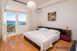 Déjà Blue Apartment - Image 2
