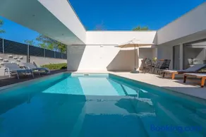 Villa Island Pearl A Stunning Oasis of Luxury and Serenity on Brač Island - Image 4