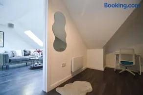 Stylish 1-Bedroom Loft Flat - Image 5