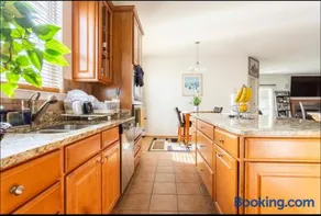 Van Gogh Guest Rm #3 • Van Gogh 3-Comfy Private Rm in single family home - Image 4